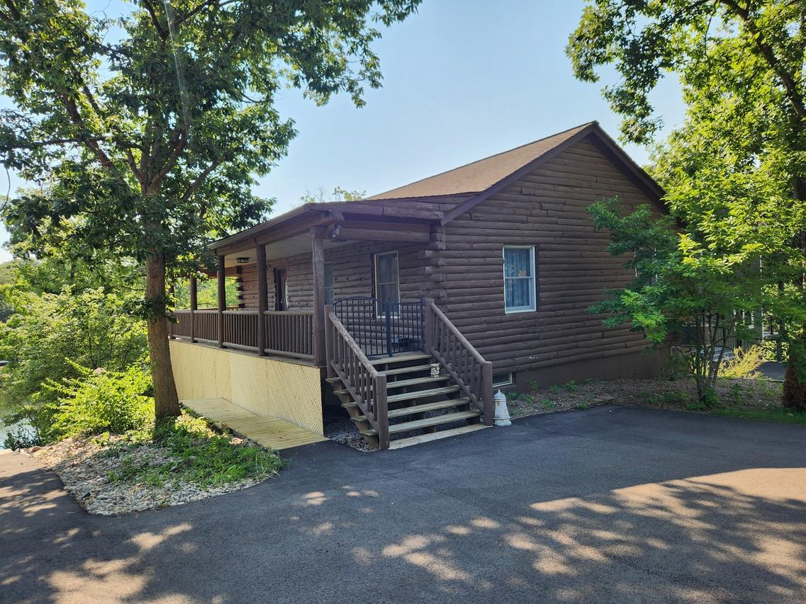 24 Magnolia Dr., Putnam, IL 61560