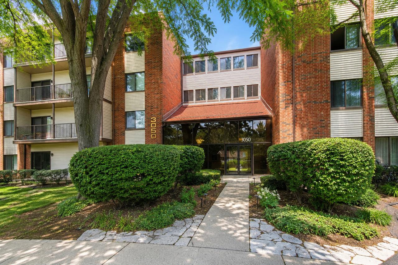 3050 Pheasant Creek Dr. #406, Northbrook, IL 60062