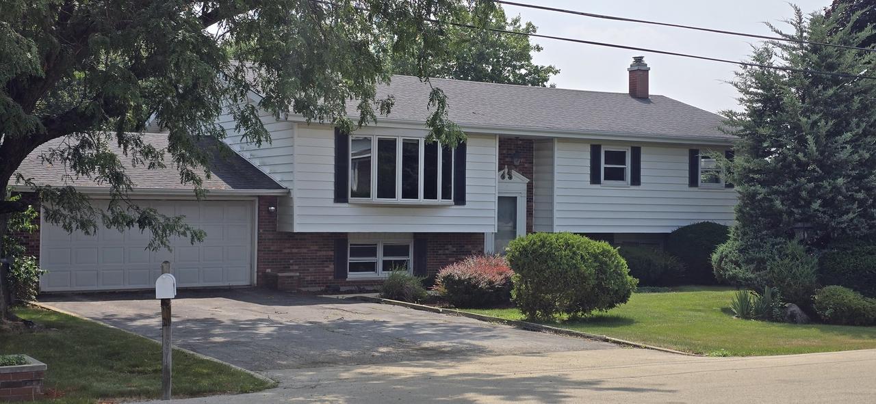12135 Hillcrest Dr., Lemont, IL 60439
