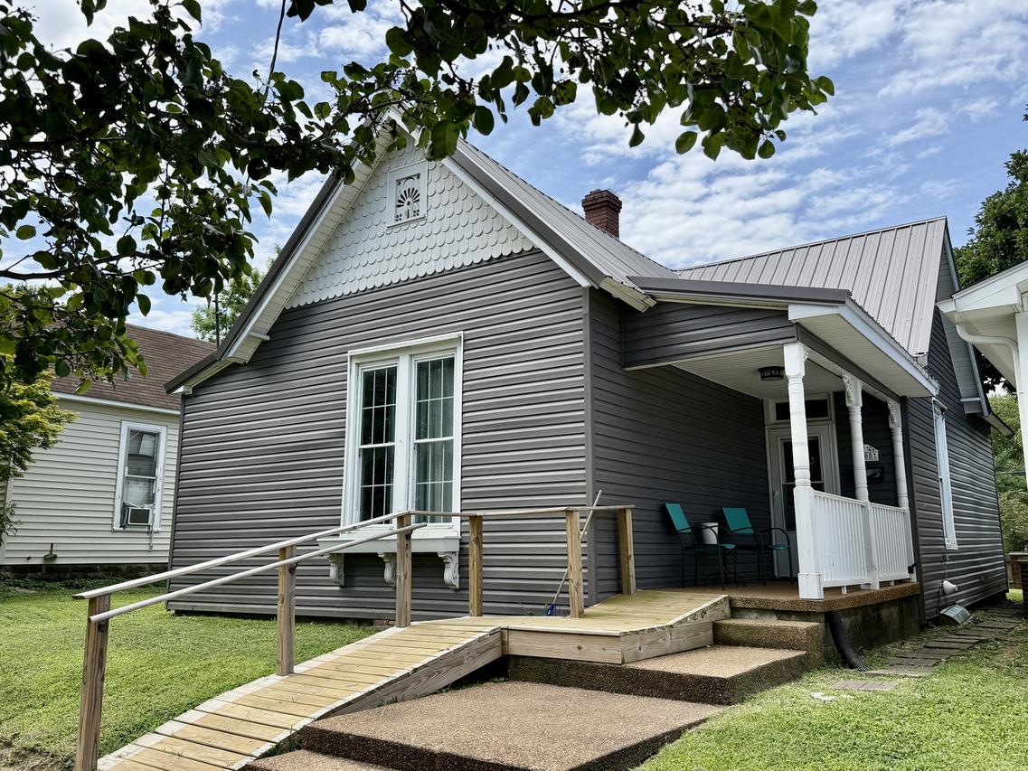 208 E 8th St., Metropolis, IL 62960