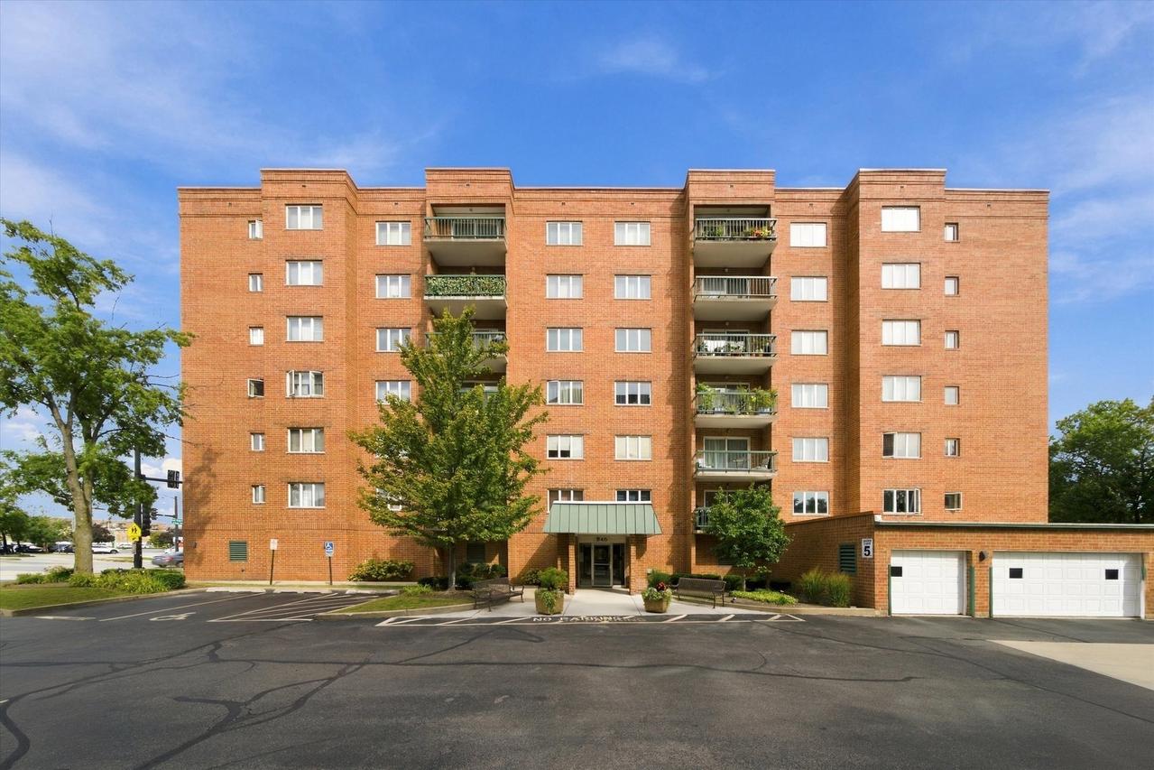 545 S River Rd. #505, Des Plaines, IL 60016