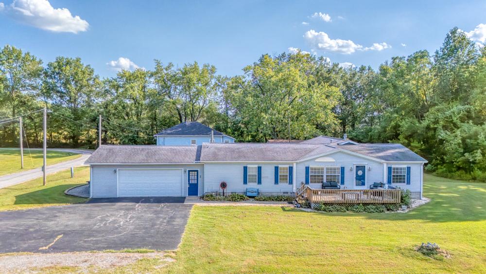 15547 Vivian St., Sesser, IL 62884