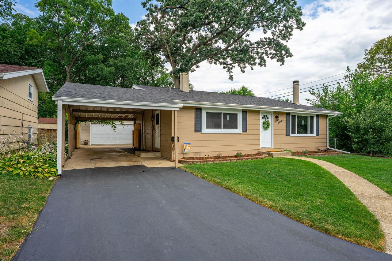 1226 Grant Dr., Carpentersville, IL 60110