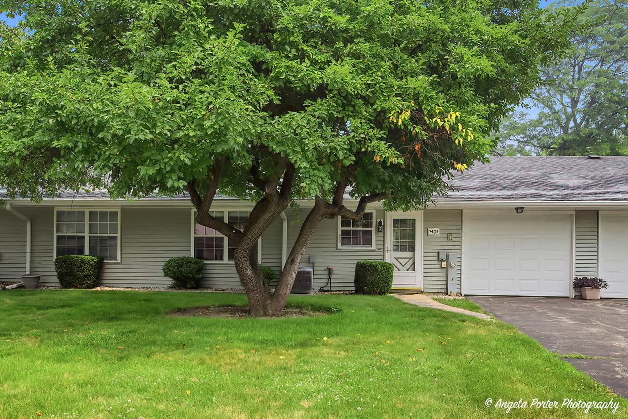 7404 Crest Hill Ct. #215, Fox Lake, IL 60020