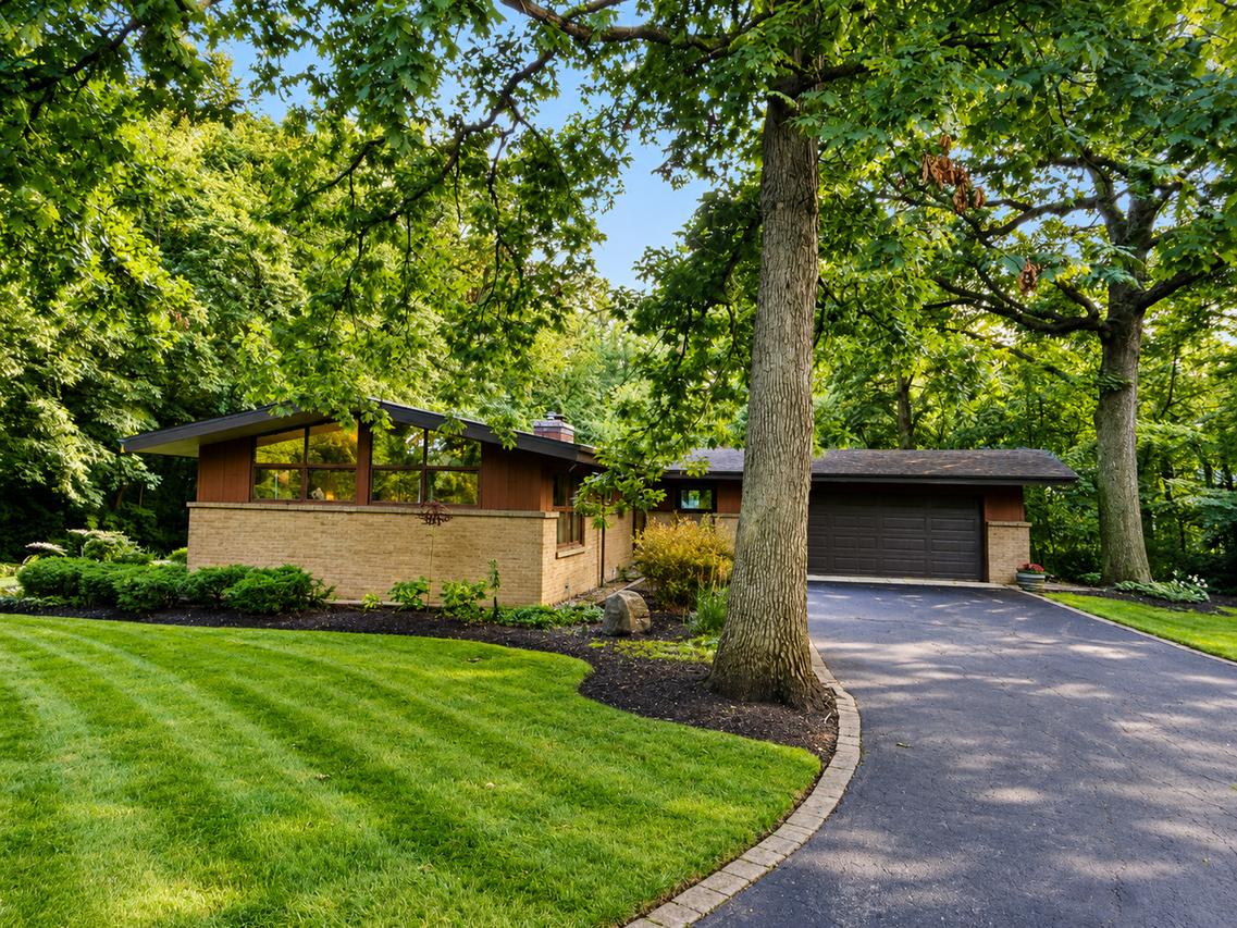 6N300 Oak St., Roselle, IL 60172