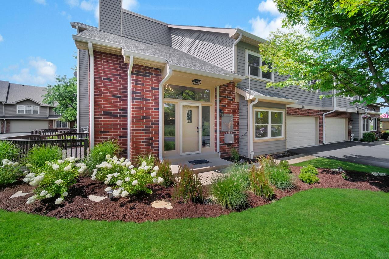8008 Barrymore Dr., Darien, IL 60561
