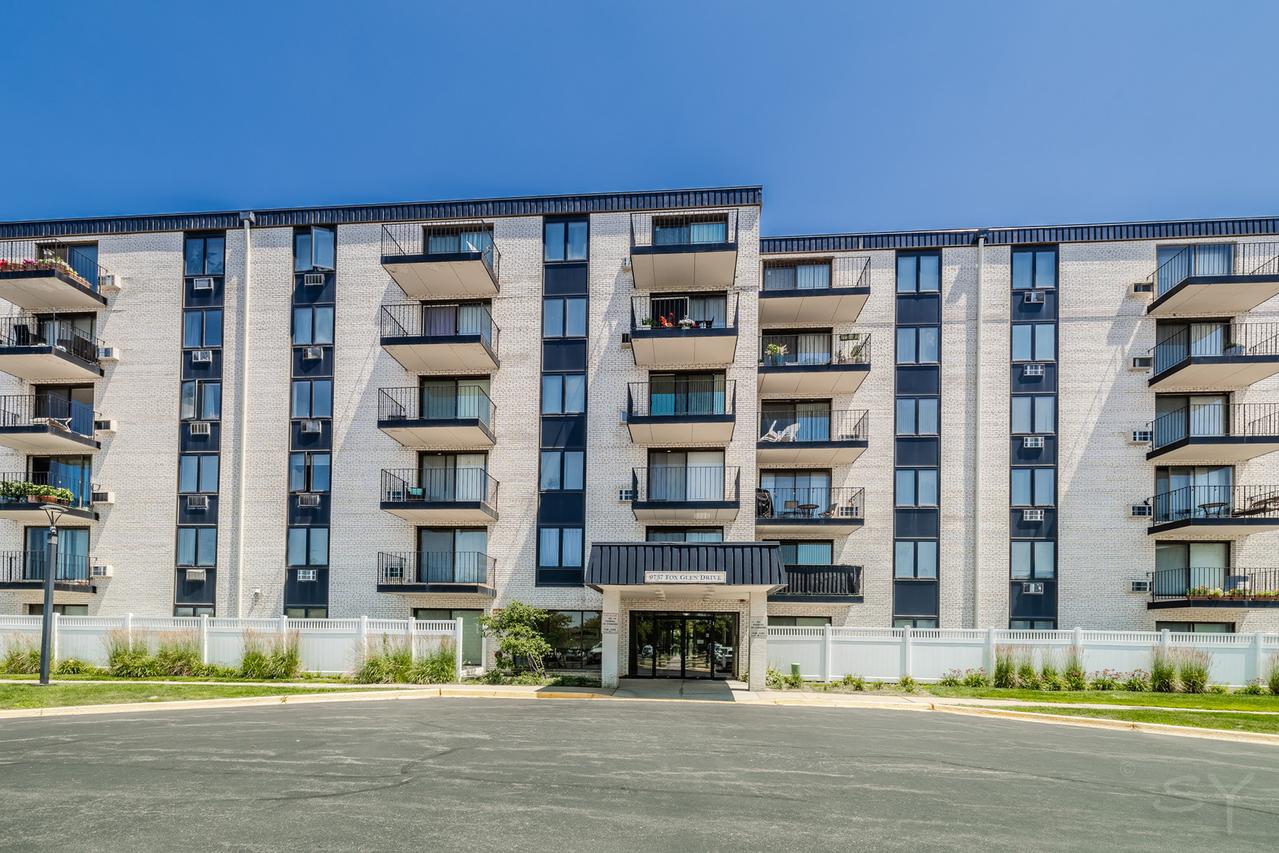 9737 N Fox Glen Dr. #1N, Niles, IL 60714