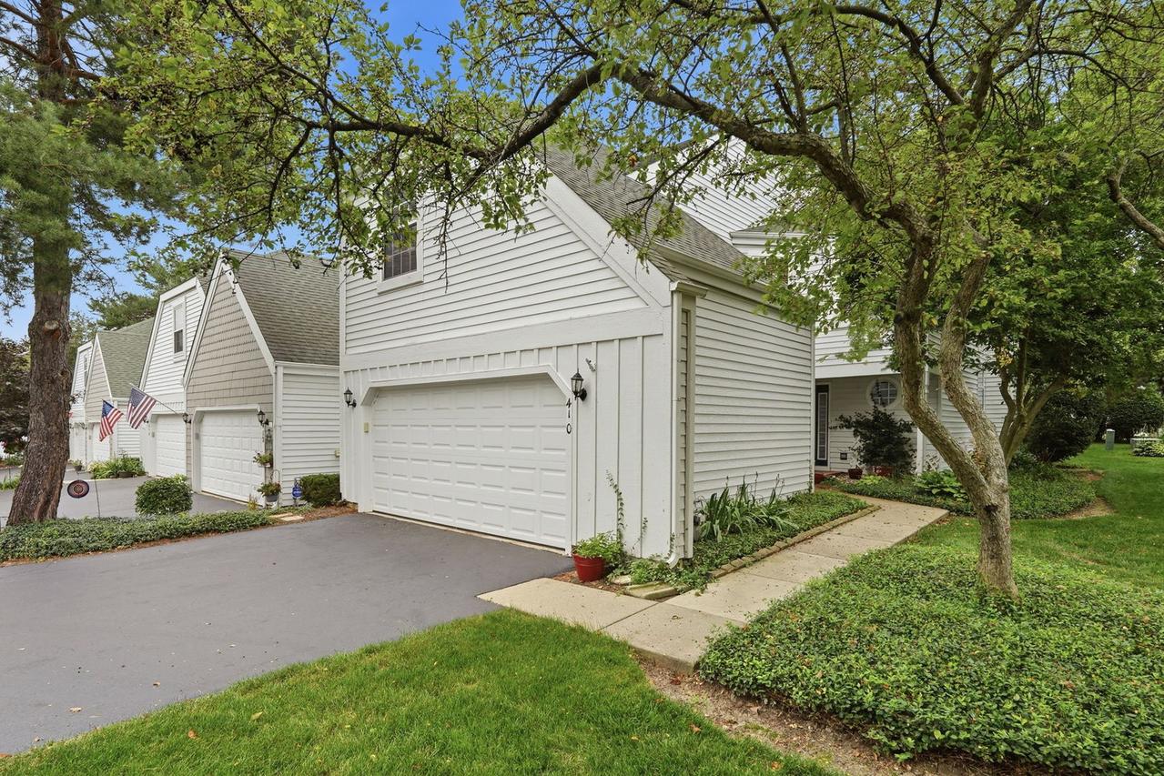 410 Country Lane Ct., Wauconda, IL 60084