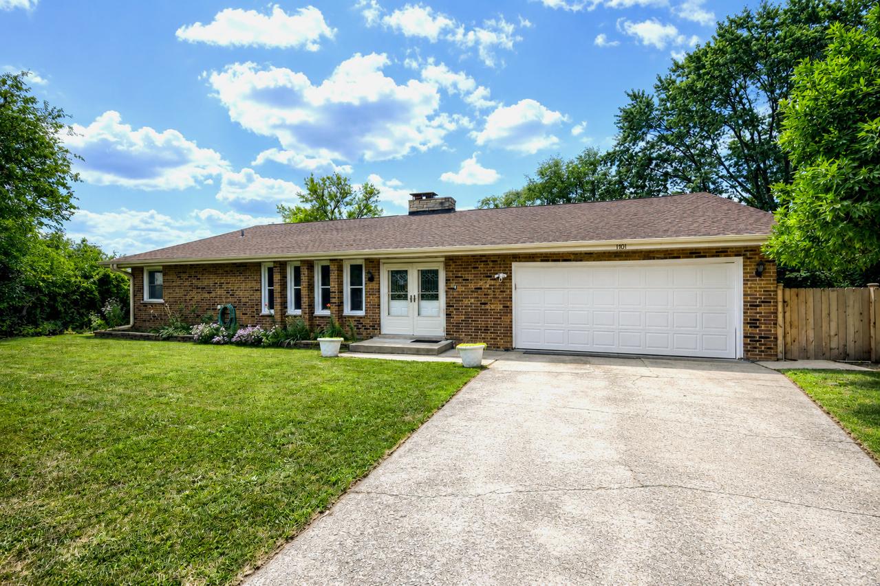 1701 Lynwood St., Crest Hill, IL 60403