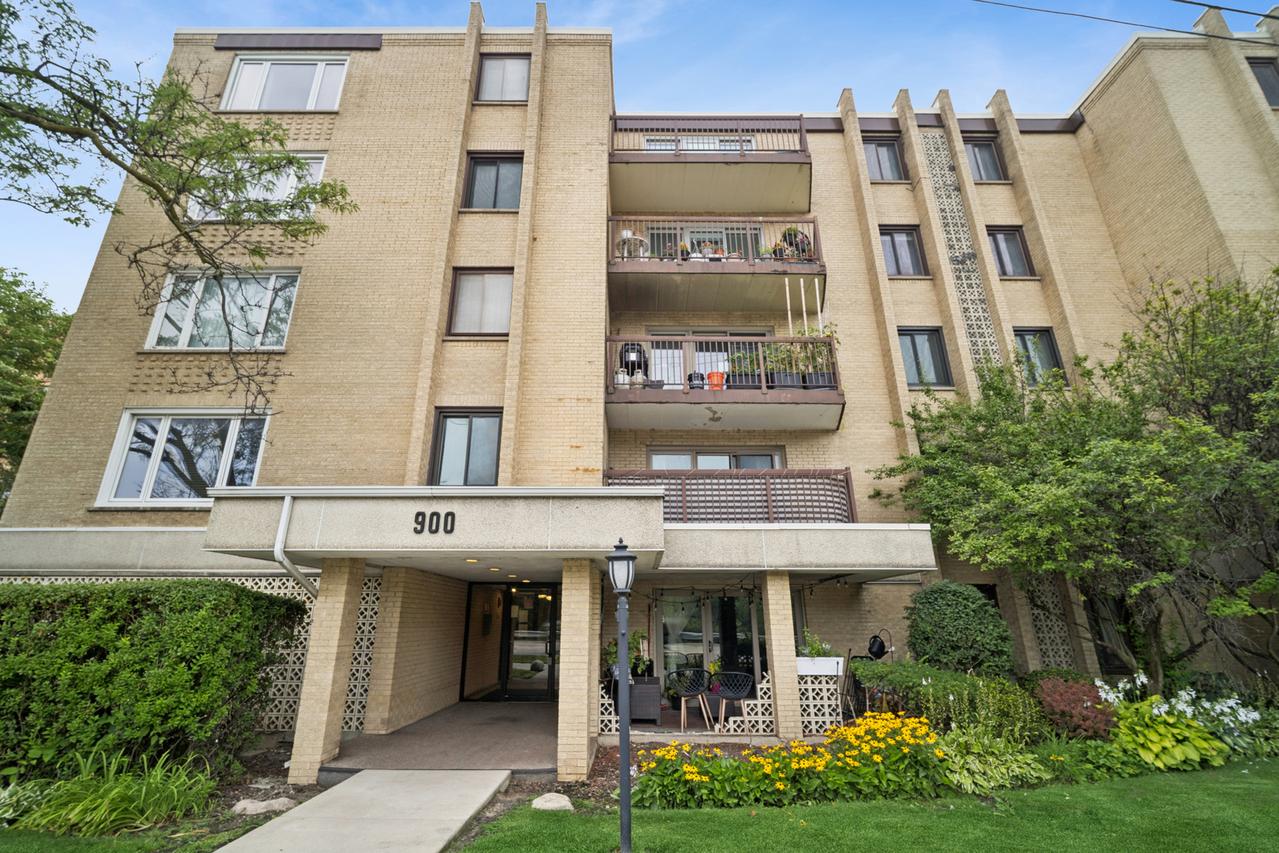 900 S River Rd. #4B, Des Plaines, IL 60016