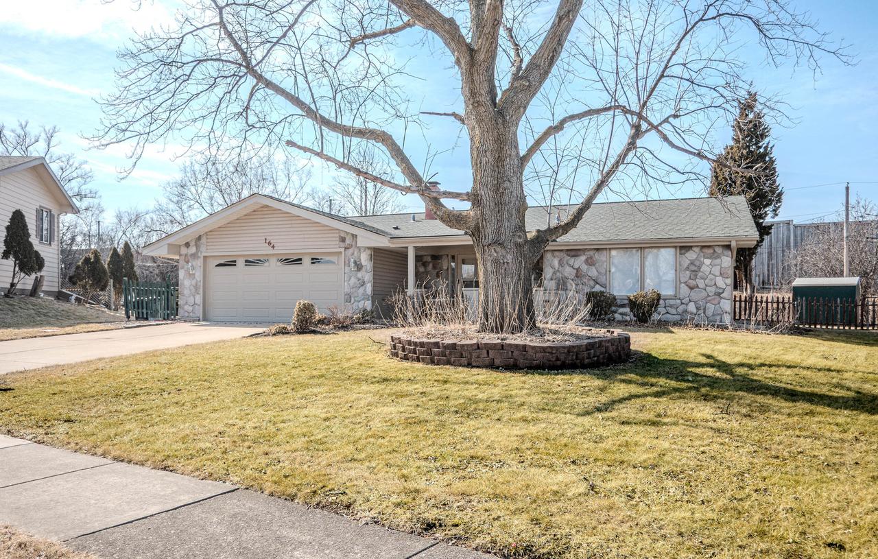 2S164 Beaumont Ln., Lombard, IL 60148