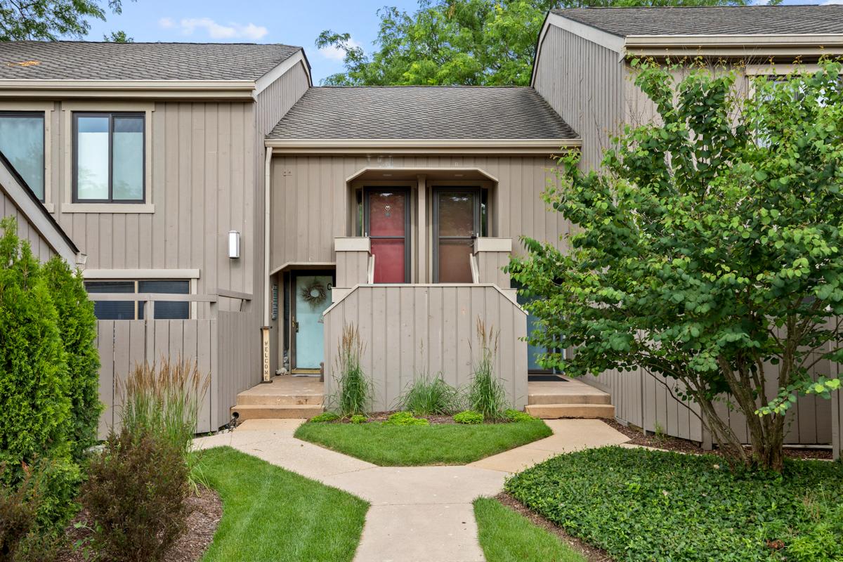 1285 Oak Hill Rd. #D, Lake Barrington, IL 60010