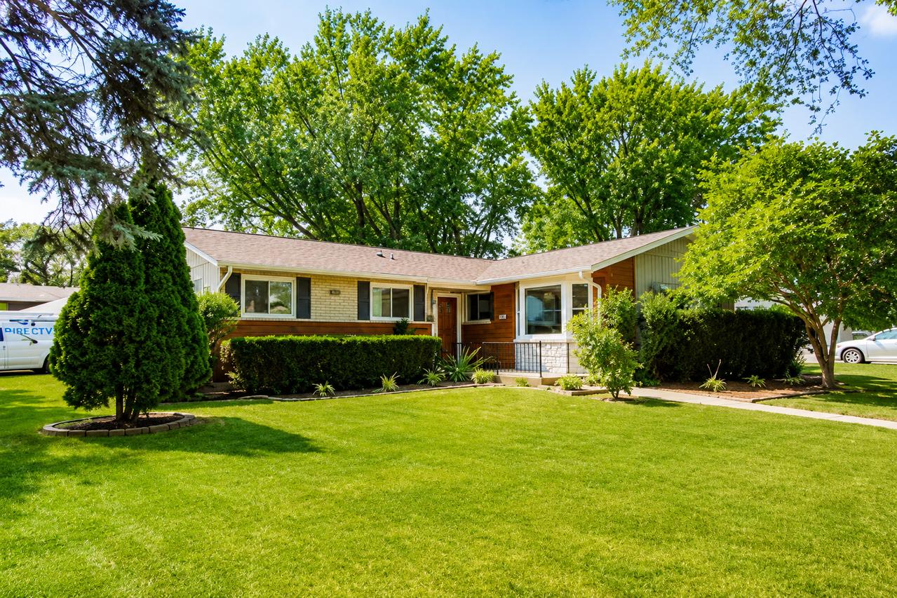 230 Fleetwood Ln., Elk Grove Village, IL 60007