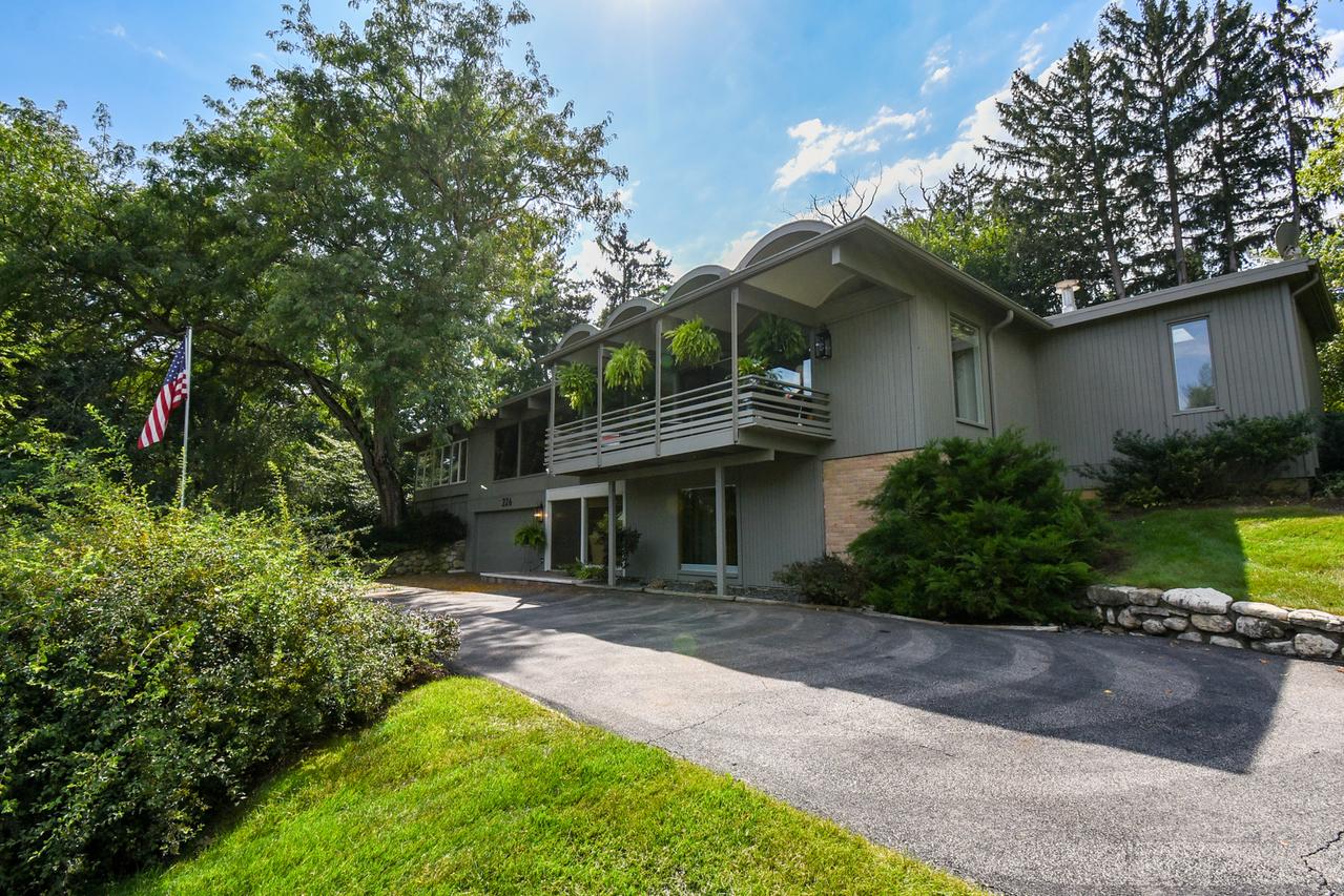 226 Beachview Ln., North Barrington, IL 60010