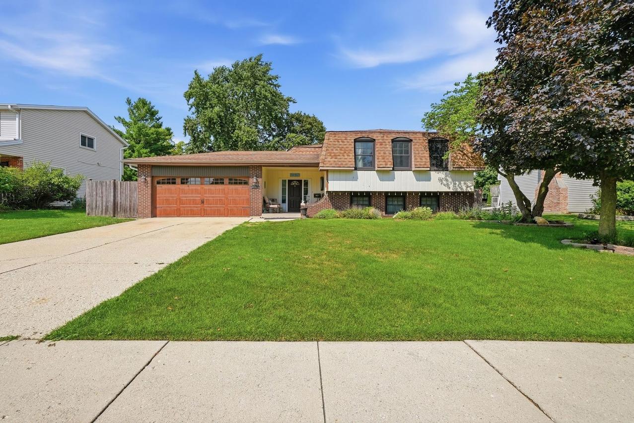 1255 Briarcliffe Blvd., Wheaton, IL 60189