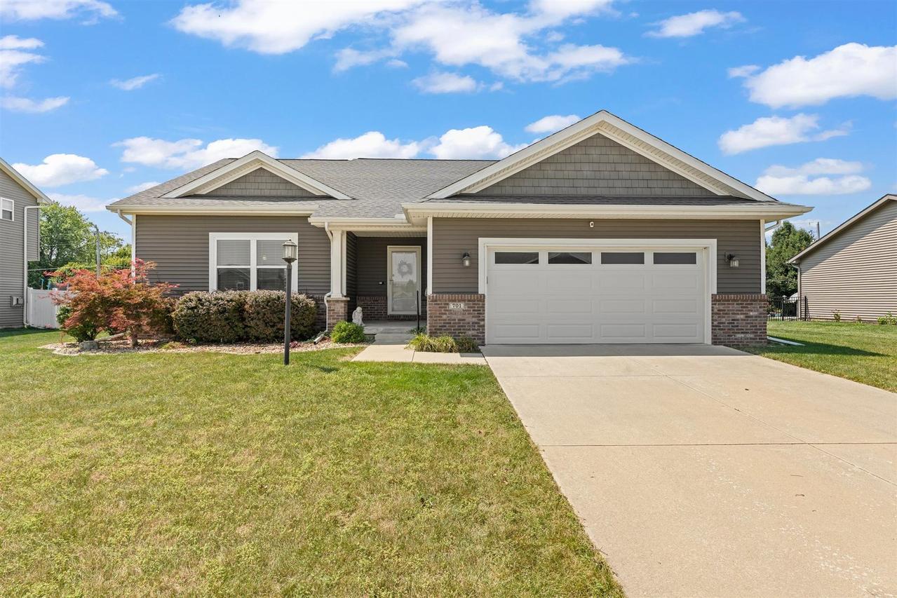 701 Red Bud Dr., Mahomet, IL 61853