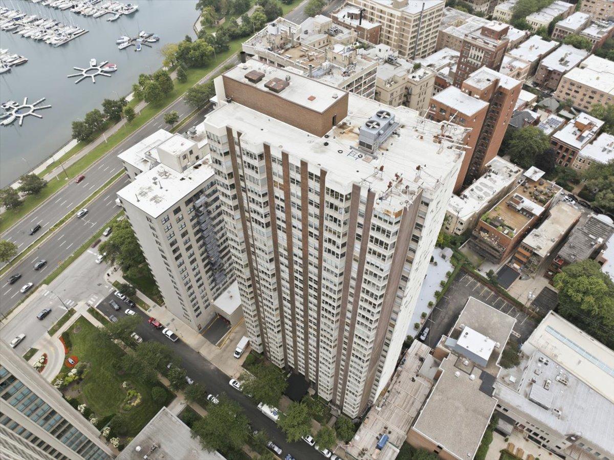 525 W Hawthorne Pl. #1002, Chicago, IL 60657
