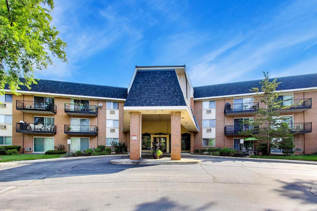 1198 Royal Glen Dr. #114B, Glen Ellyn, IL 60137