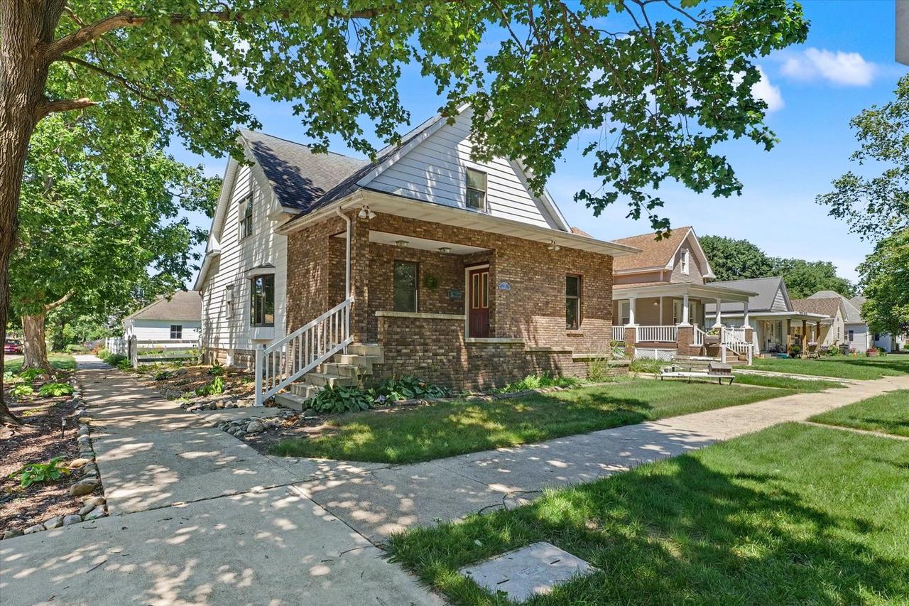 12 S Walnut St., Villa Grove, IL 61956