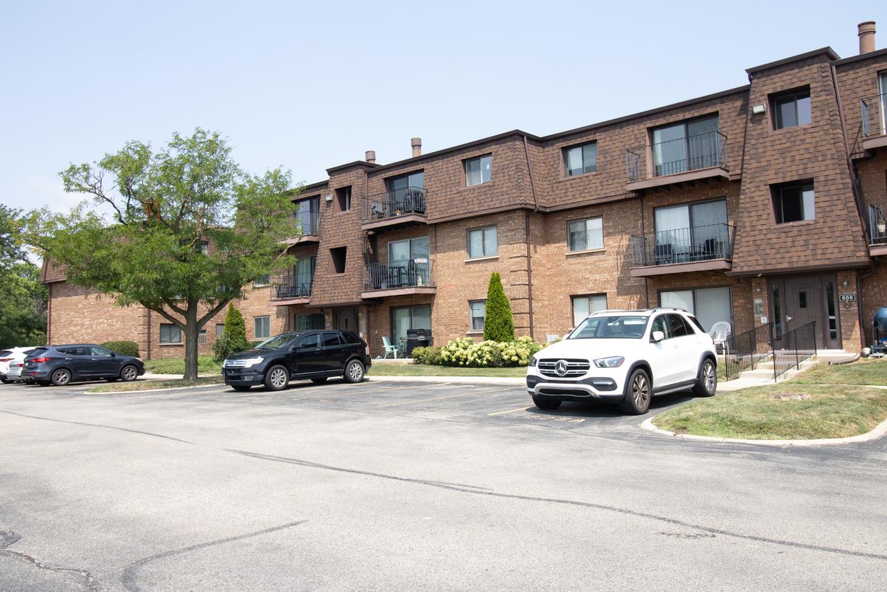 608 Cobblestone Cir. #F, Glenview, IL 60025