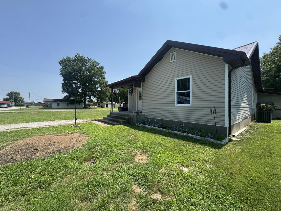 1204 W Oak St., West Frankfort, IL 62896