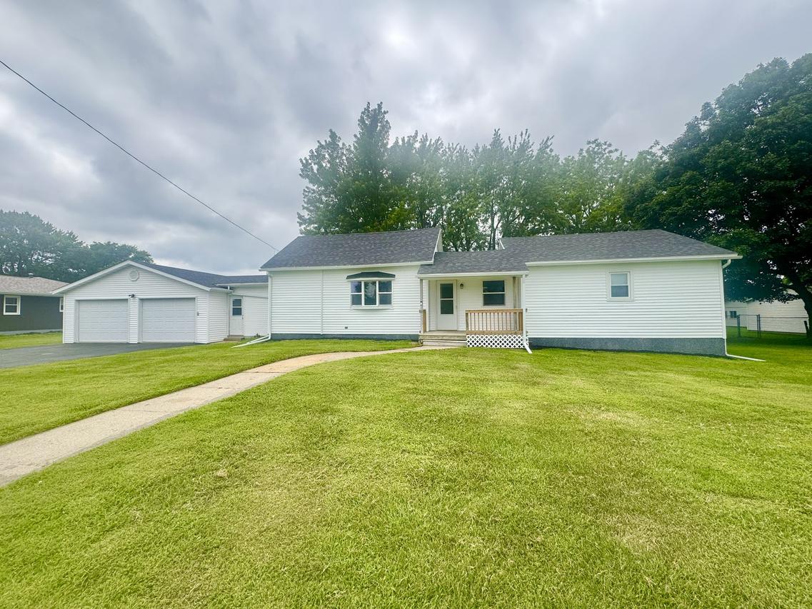 248 SE 3rd St., Woodhull, IL 61490