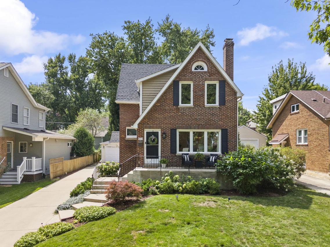 810 N Summit St., Wheaton, IL 60187
