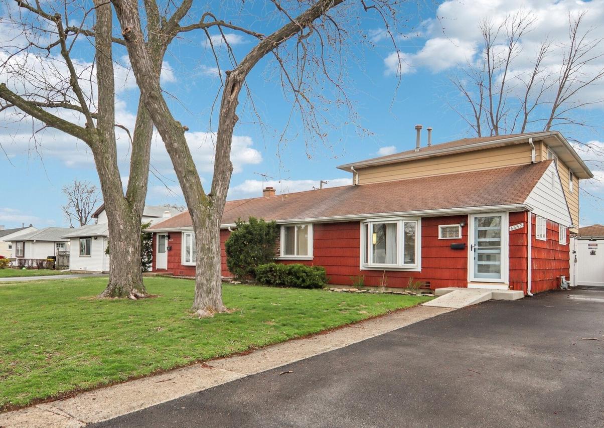 4552 W 89th St., Hometown, IL 60456
