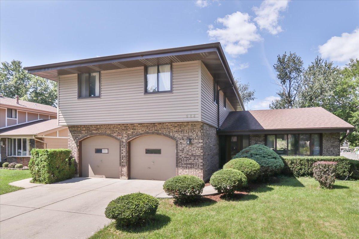 988 Tiverton Ct., Schaumburg, IL 60193