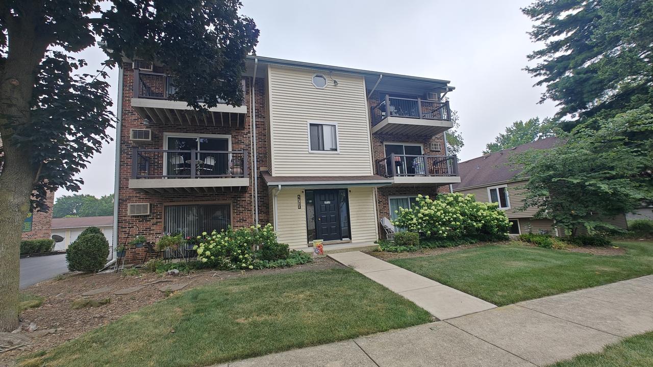 2713 Northcreek Dr. #2204, Woodridge, IL 60517