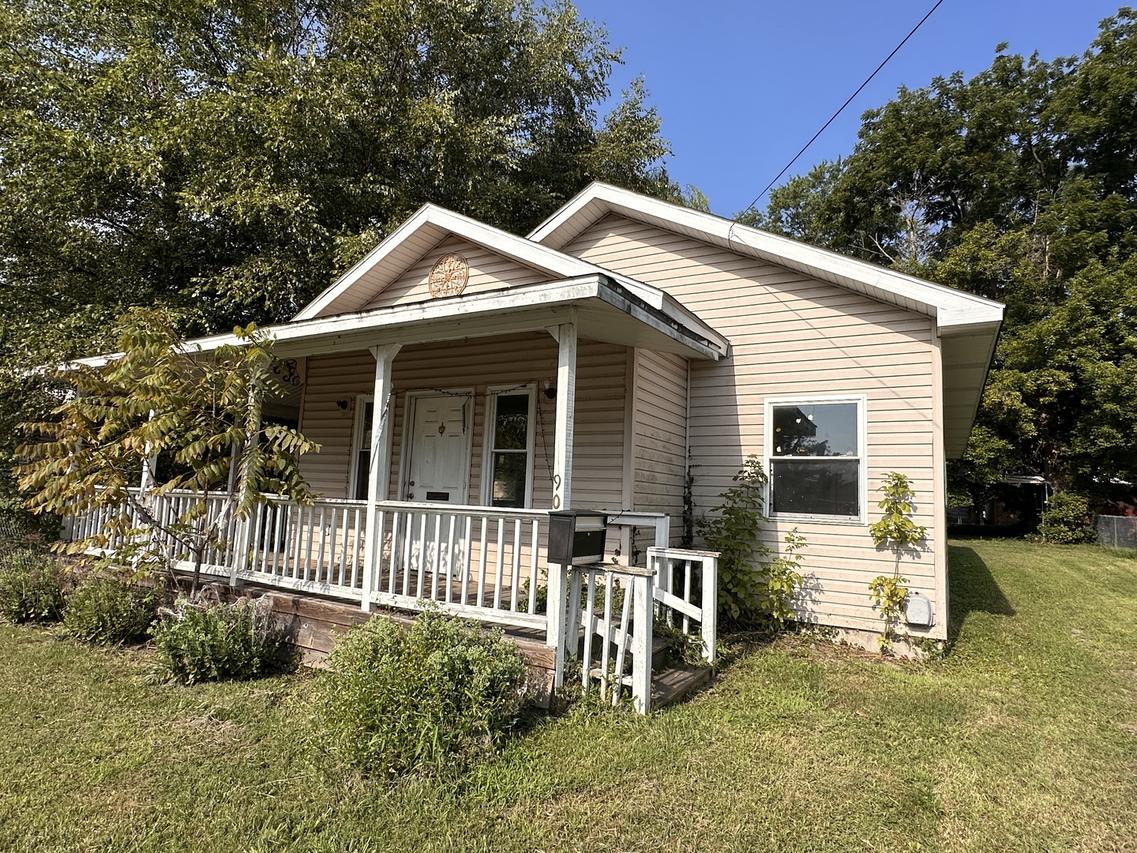 905 N Mcleansboro St., Benton, IL 62812