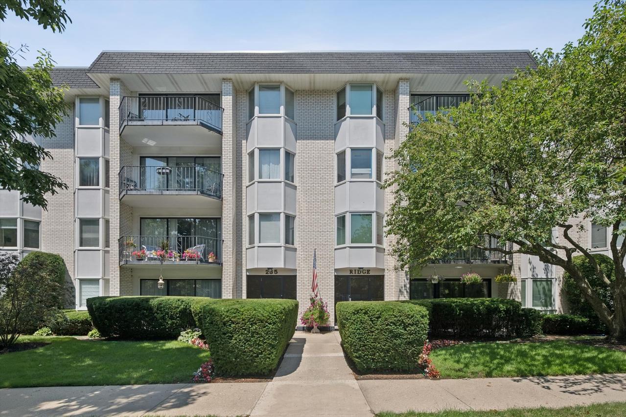 235 Ridge Rd. #3B, Wilmette, IL 60091