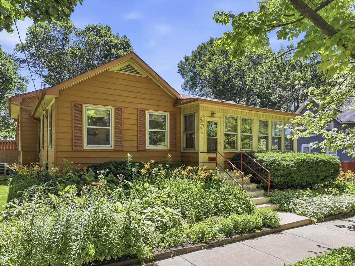 35 Woodland Ave., Elgin, IL 60123