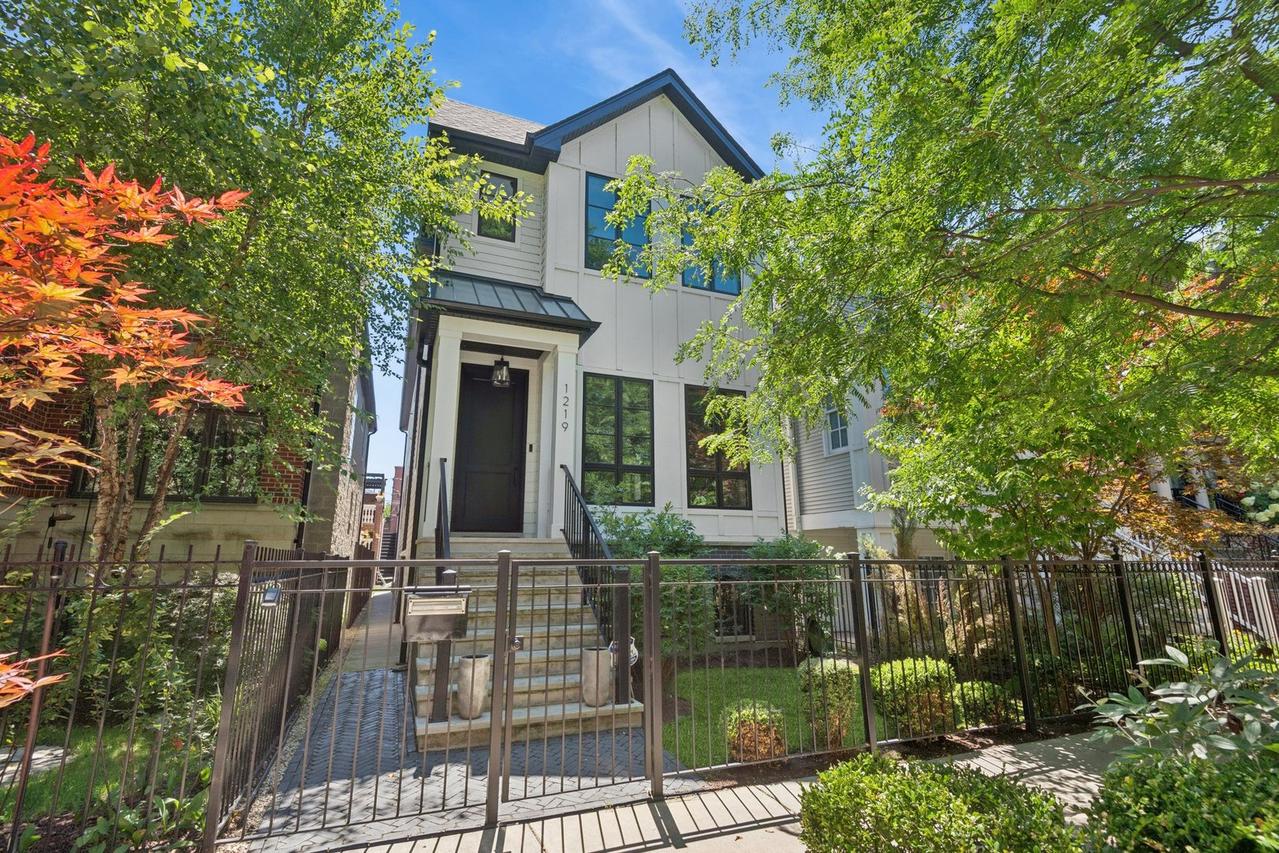 1219 W Roscoe St., Chicago, IL 60657