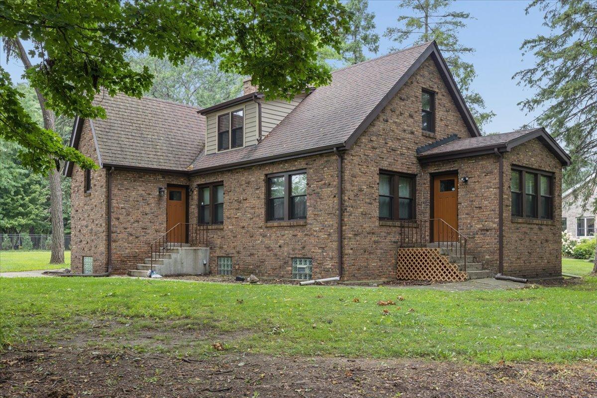 9048 Maple Ave., Burr Ridge, IL 60527