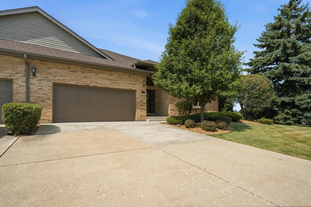 20700 Hunt Club Dr., Frankfort, IL 60423