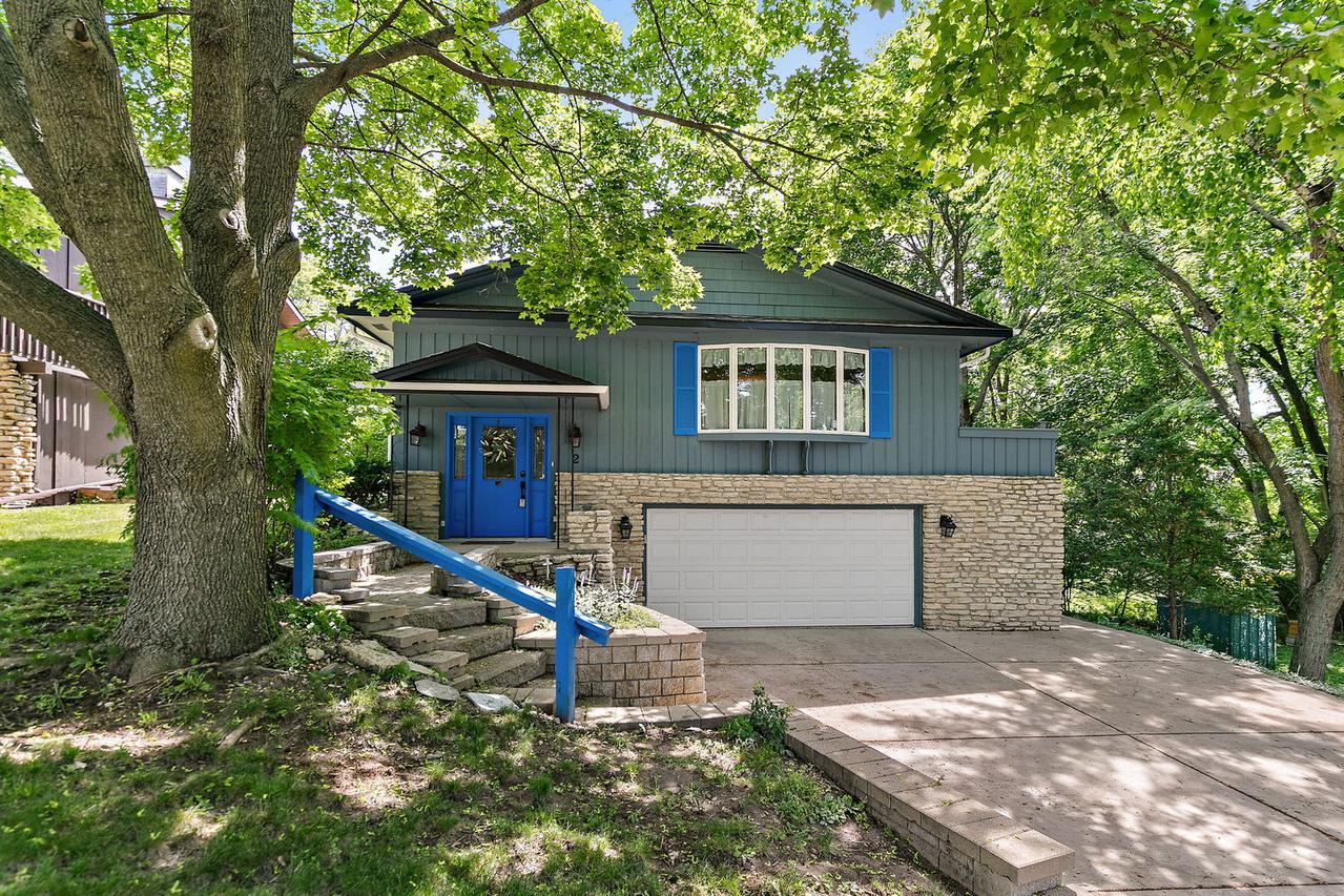 2 Summit Ave., East Dundee, IL 60118