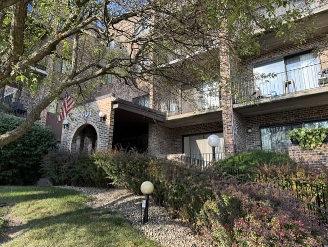 601 W Huntington Commons Rd. #302, Mount Prospect, IL 60056