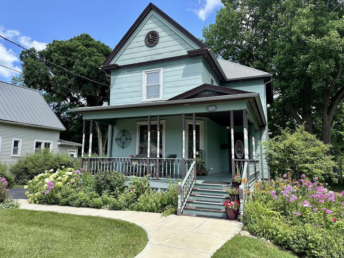 225 Hoy Ave., Woodstock, IL 60098