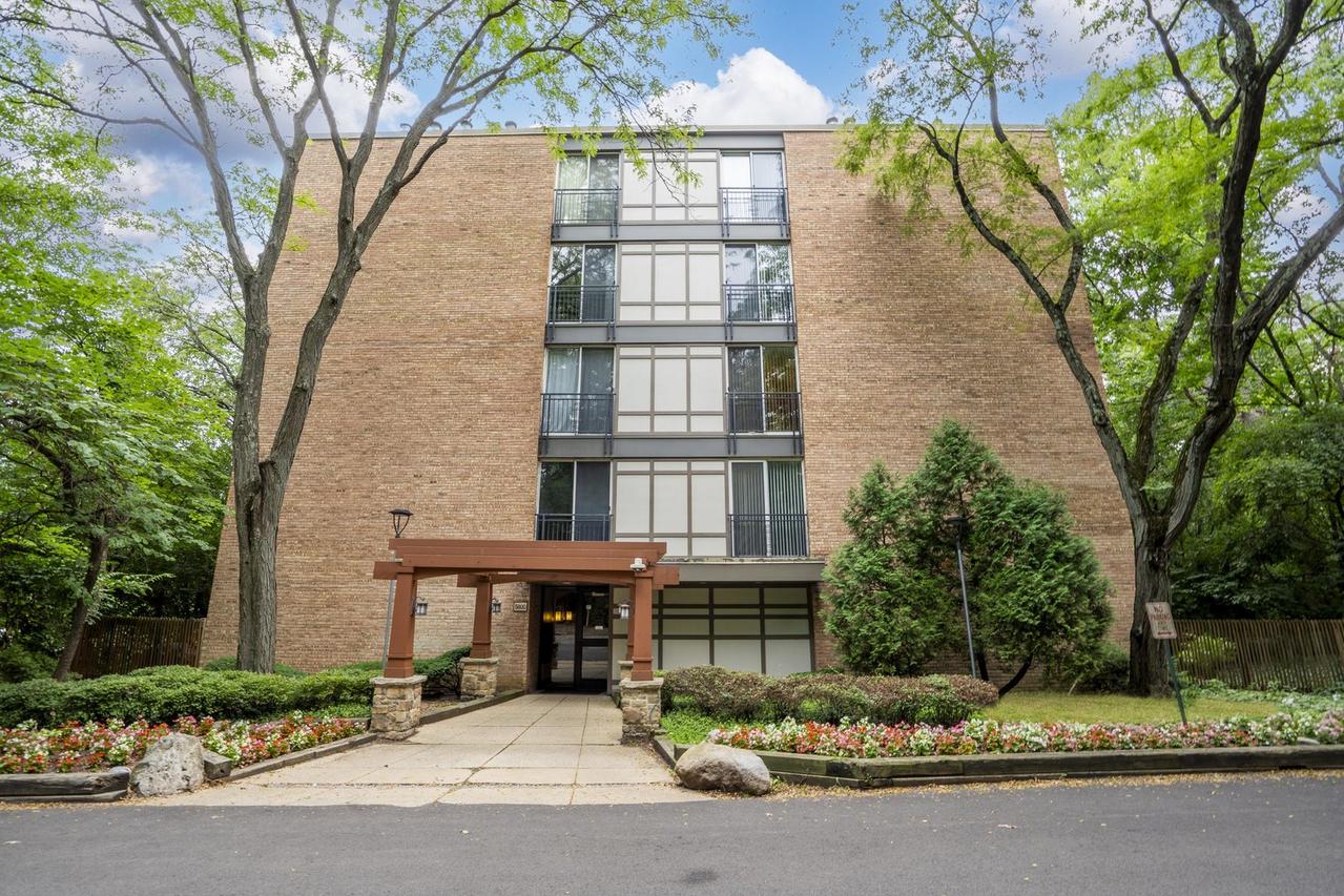 5800 Oakwood Dr. #1B, Lisle, IL 60532