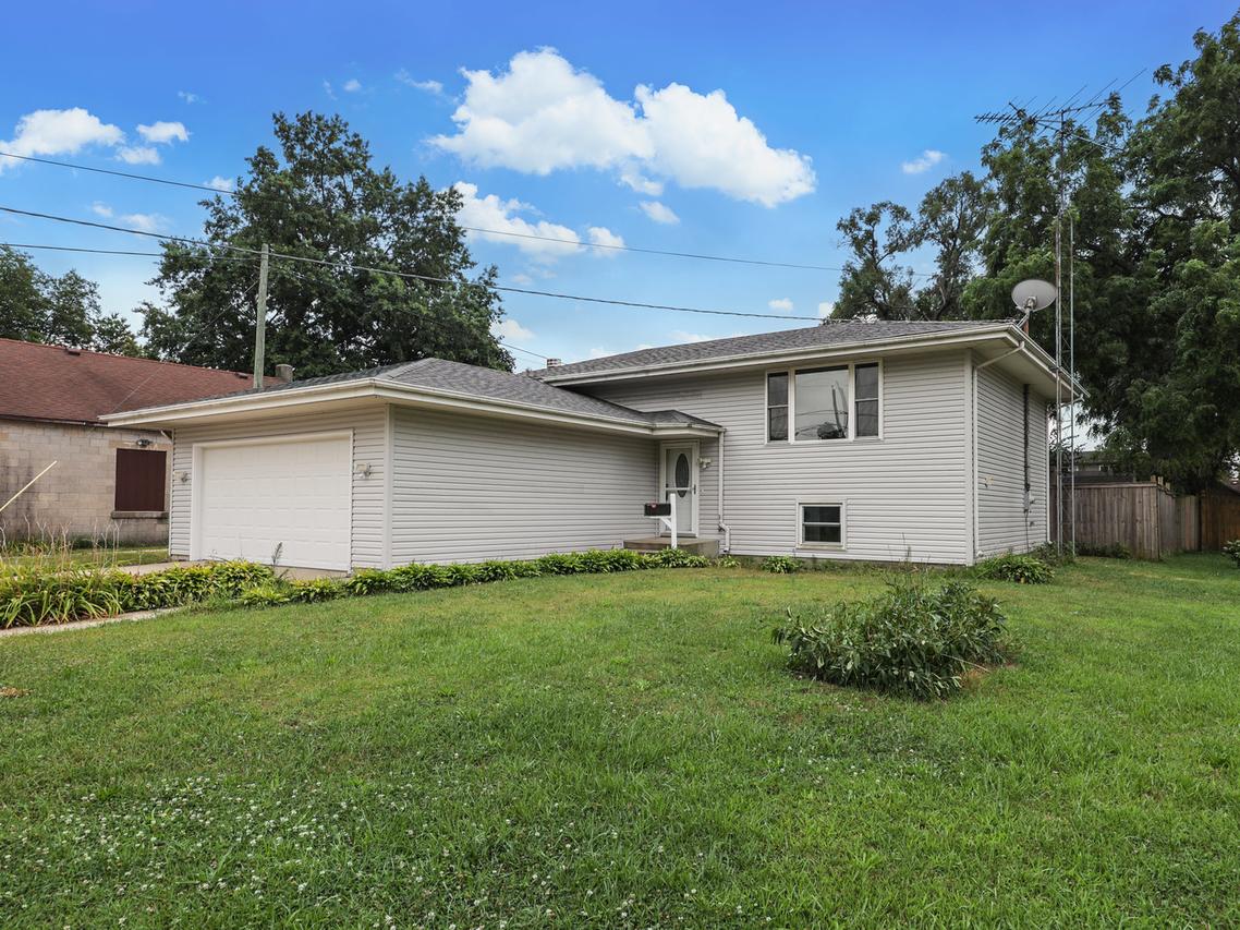 105 W Oak St., Coal City, IL 60416