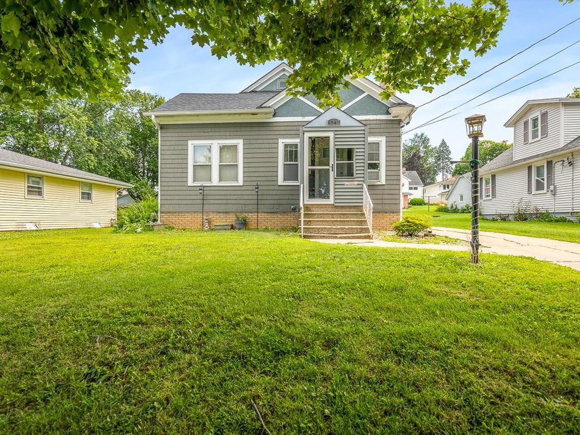 1247 W Logan St., Freeport, IL 61032