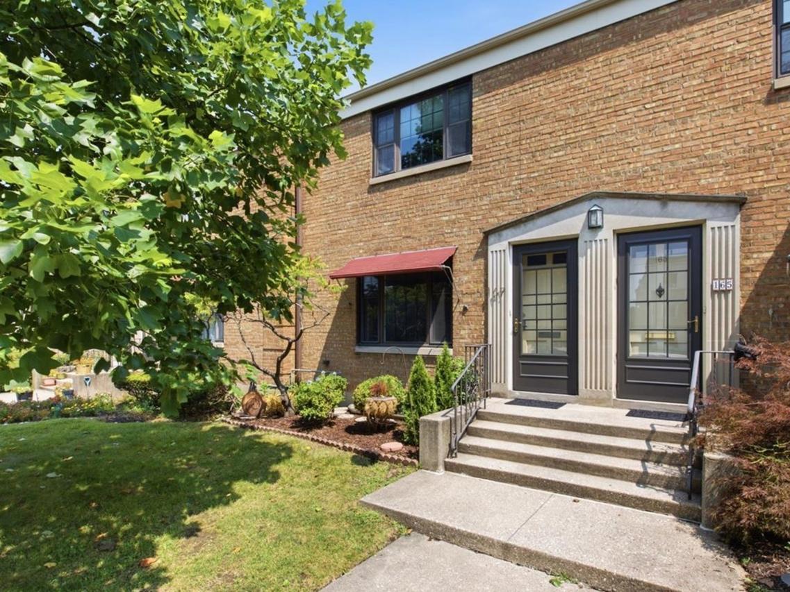 167 Fellows Ct., Elmhurst, IL 60126