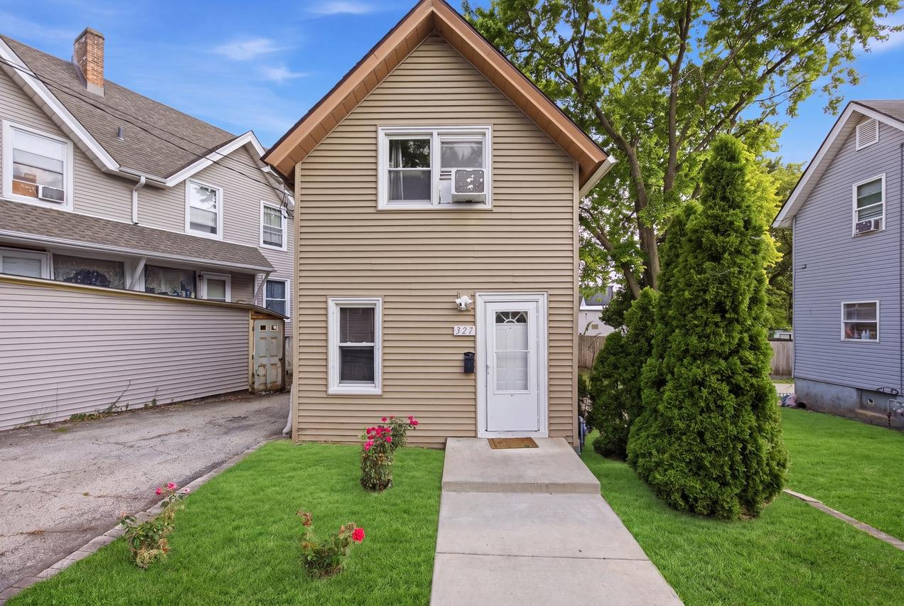 327 Ann St., Elgin, IL 60120
