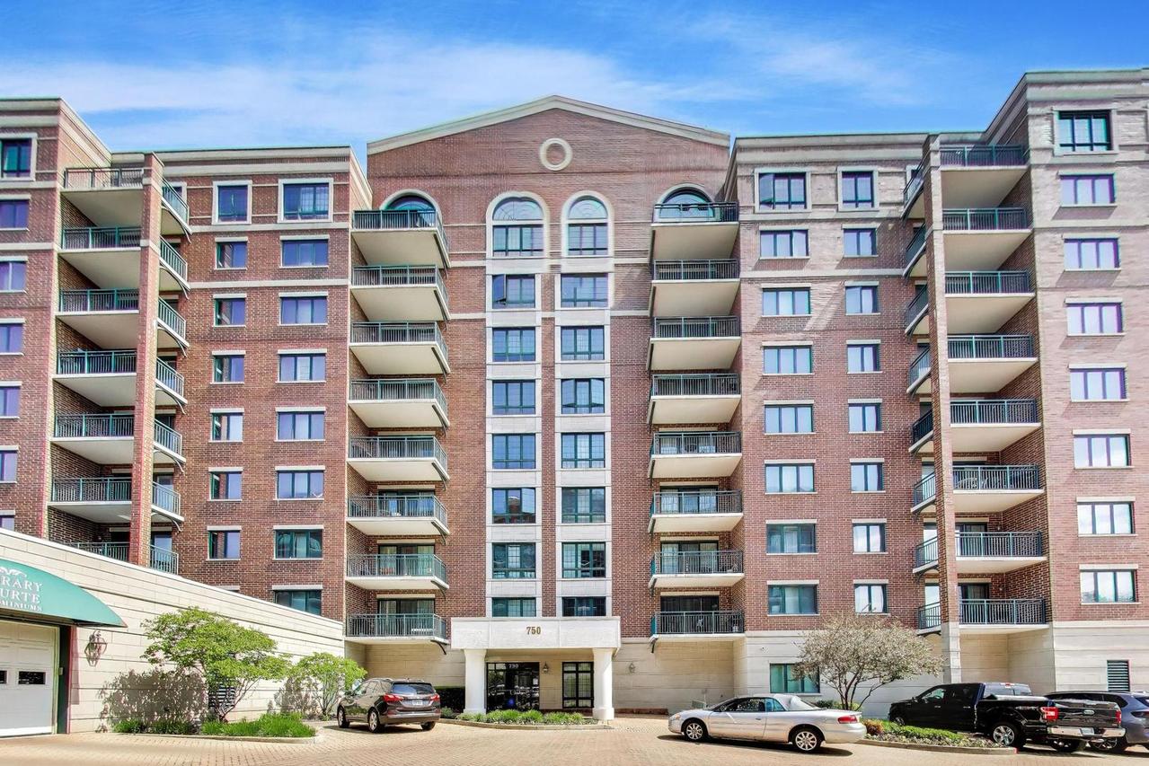 750 Pearson St. #407, Des Plaines, IL 60016
