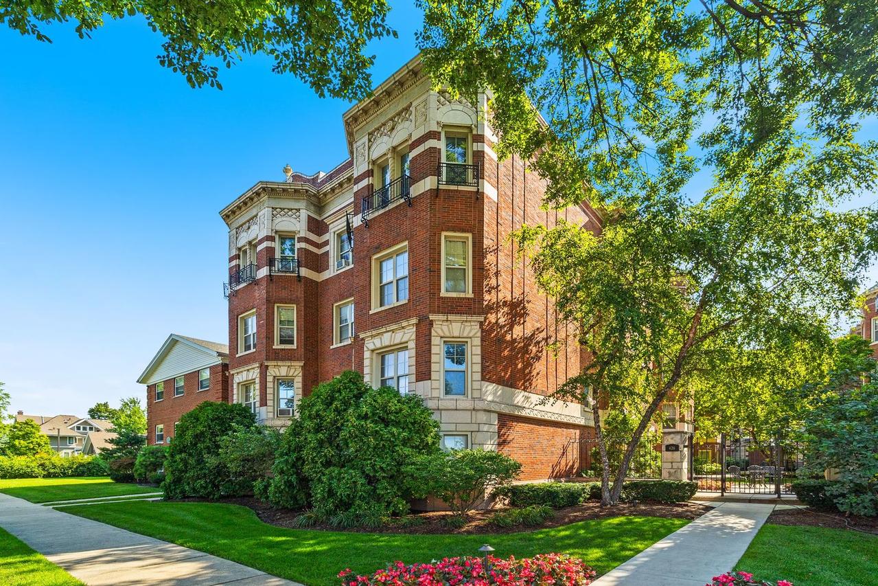 426 S Euclid Ave. #1N, Oak Park, IL 60302