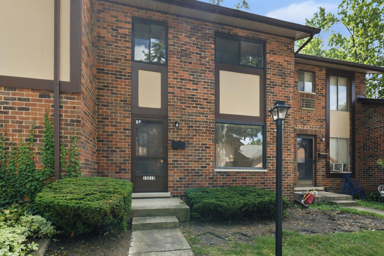 1S215 Holyoke Ln., Villa Park, IL 60181