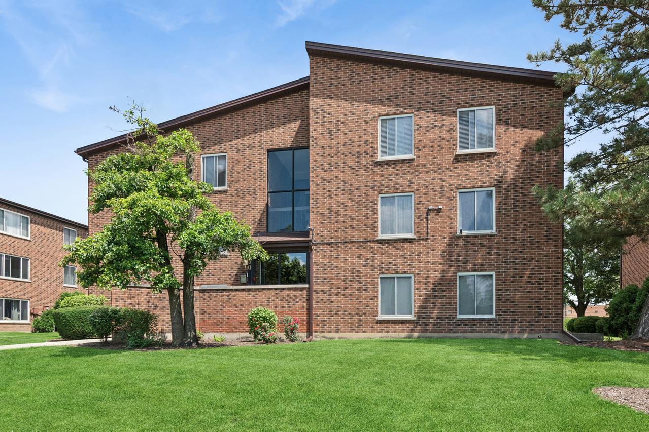 930 Perrie Dr. #104, Elk Grove Village, IL 60007