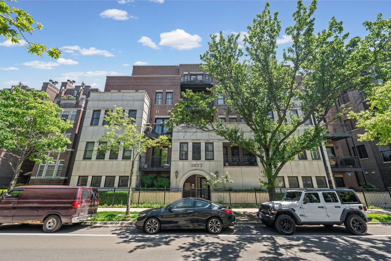 3823 N Ashland Ave. #201, Chicago, IL 60613