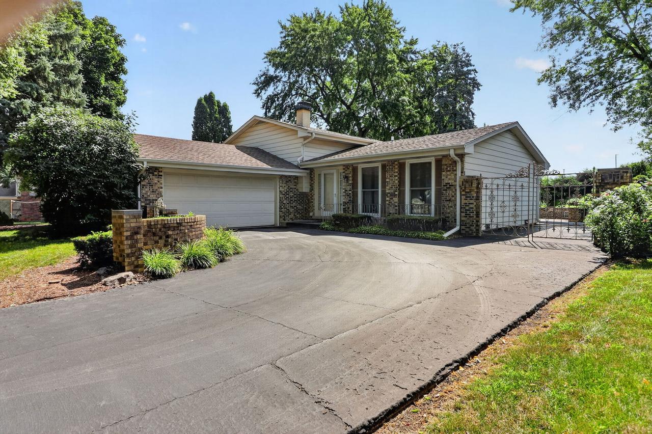 24W635 Woodcrest Dr., Naperville, IL 60540